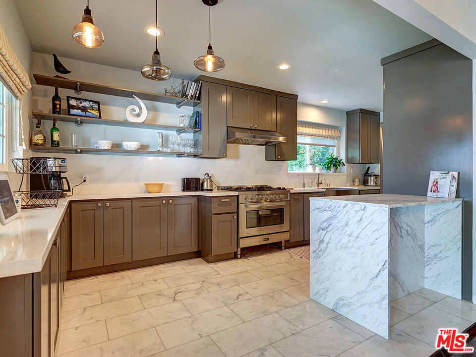 Los Angeles, California, 90019, United States, 4 Bedrooms Bedrooms, ,3 BathroomsBathrooms,Residential,For Sale,1924996
