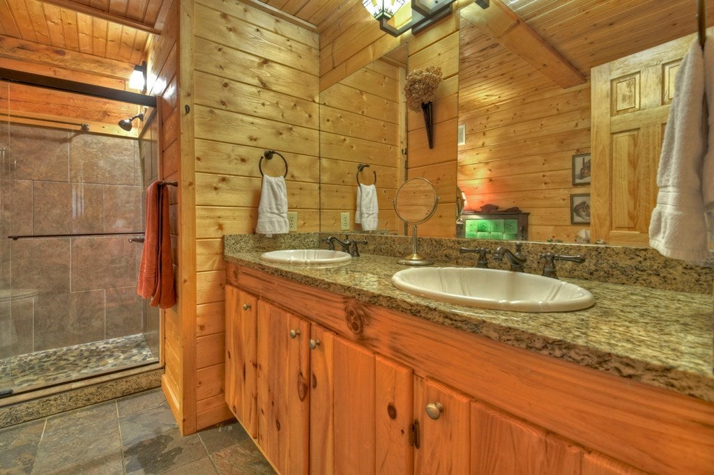 Blue Ridge, Georgia, 30513, United States, 5 Bedrooms Bedrooms, ,3 BathroomsBathrooms,Residential,For Sale,1859045