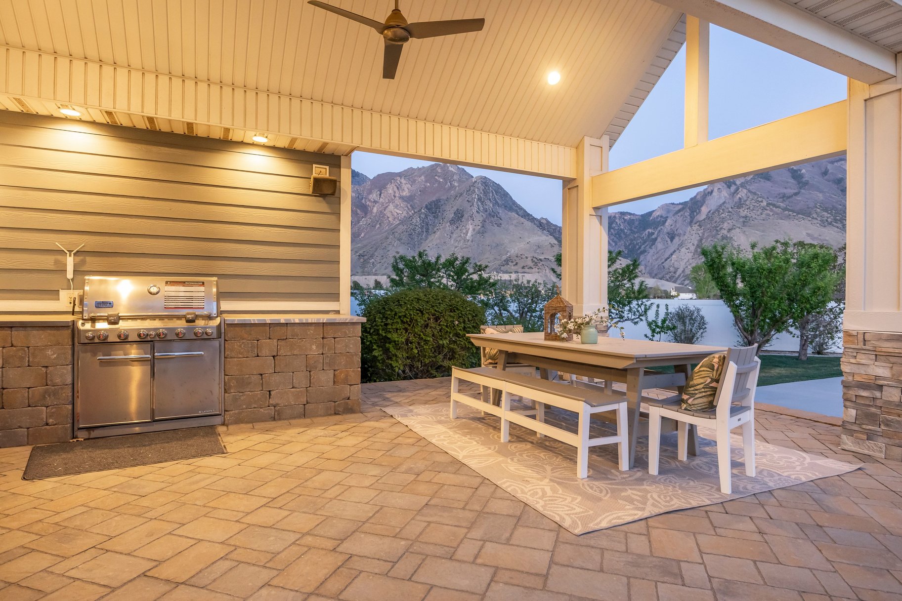  Beautiful Craftsman Rambler With Basement Apartment, Sports Pool and Pool House - 物件實景