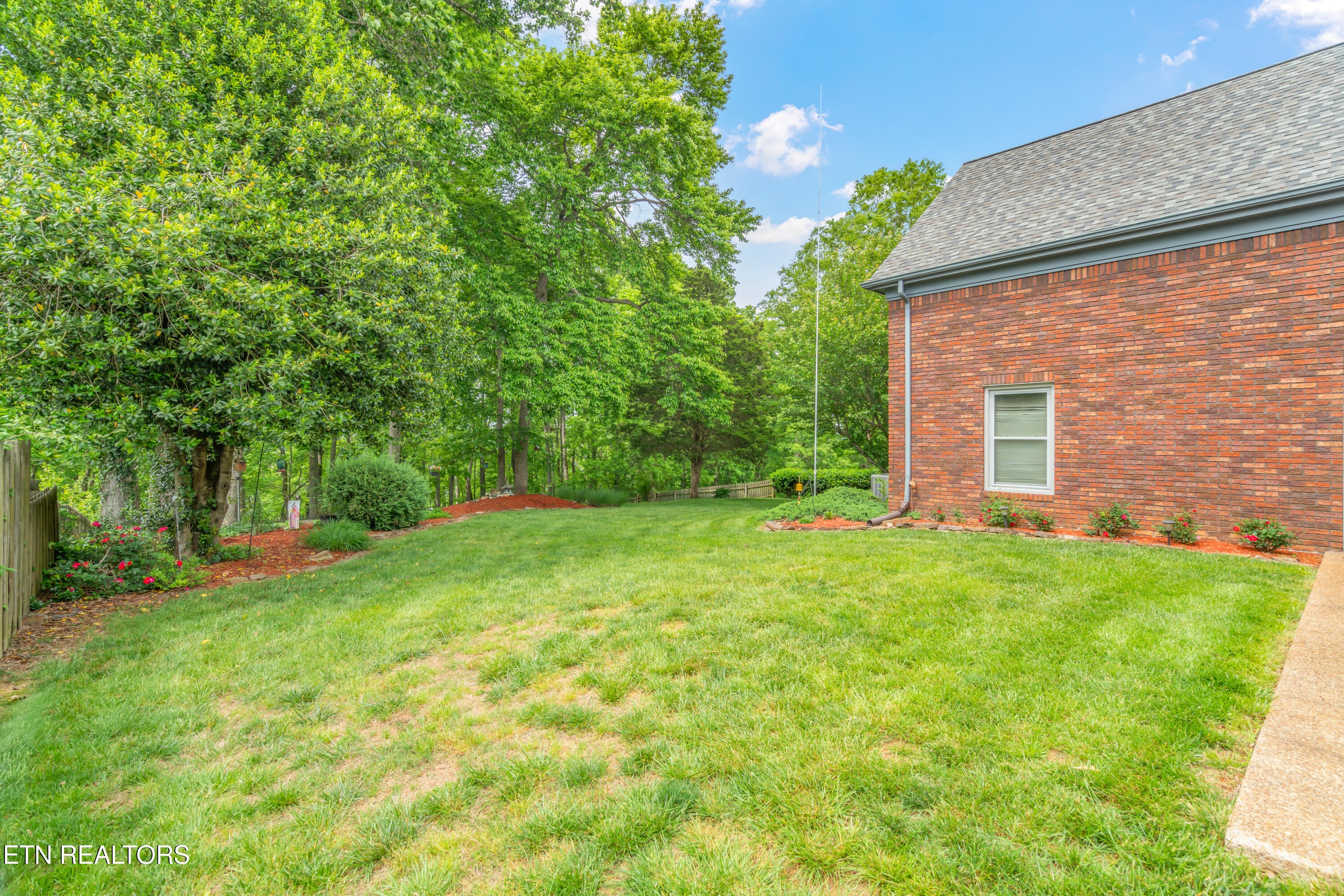 Kingston, Tennessee, 37763, United States, 3 Bedrooms Bedrooms, ,3 BathroomsBathrooms,Residential,For Sale,1762523