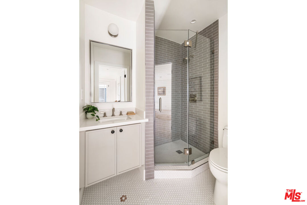 Los Angeles, California, 90036, United States, 2 Bedrooms Bedrooms, ,2 BathroomsBathrooms,Residential,For Sale,2003029