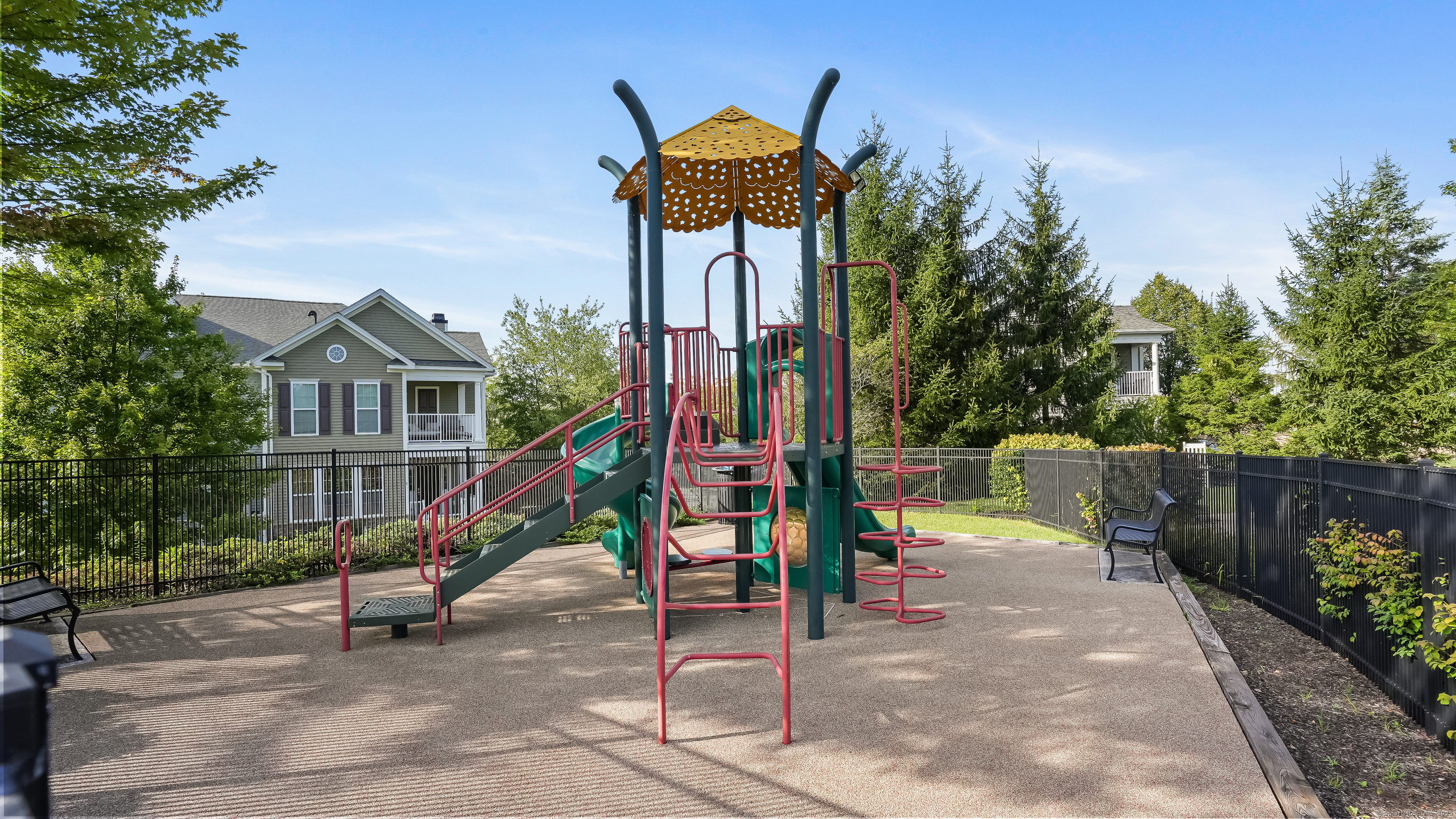 Danbury, Connecticut, 06810, United States, 2 Bedrooms Bedrooms, ,3 BathroomsBathrooms,Residential,For Sale,1925602