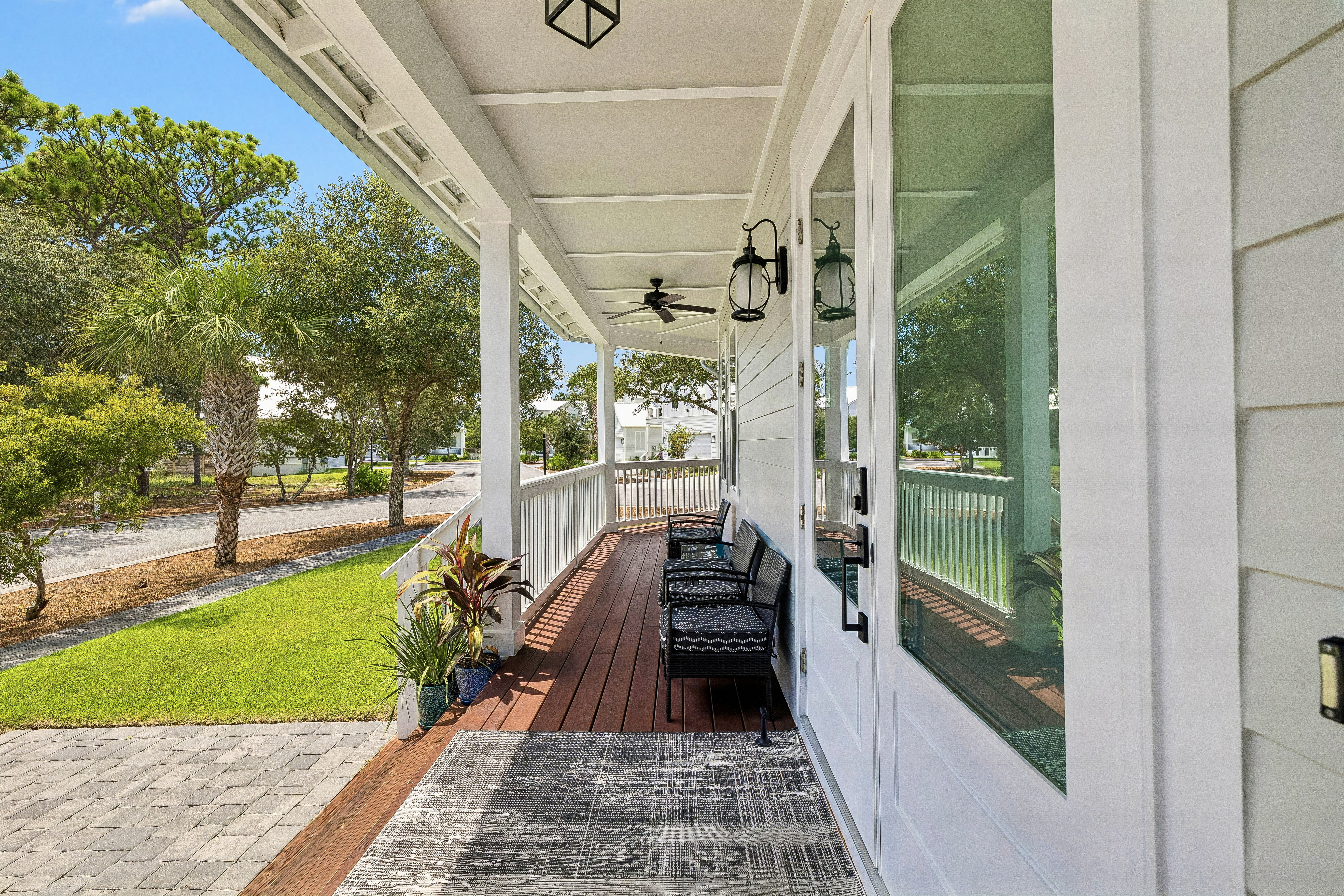  Spacious Newer-Build Home With Wraparound Porch On Gated Community Corner Lot - 物件實景