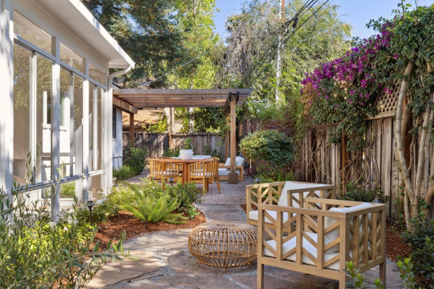 Menlo Park, California, 94025, United States, 3 Bedrooms Bedrooms, ,3 BathroomsBathrooms,Residential,For Sale,1941637