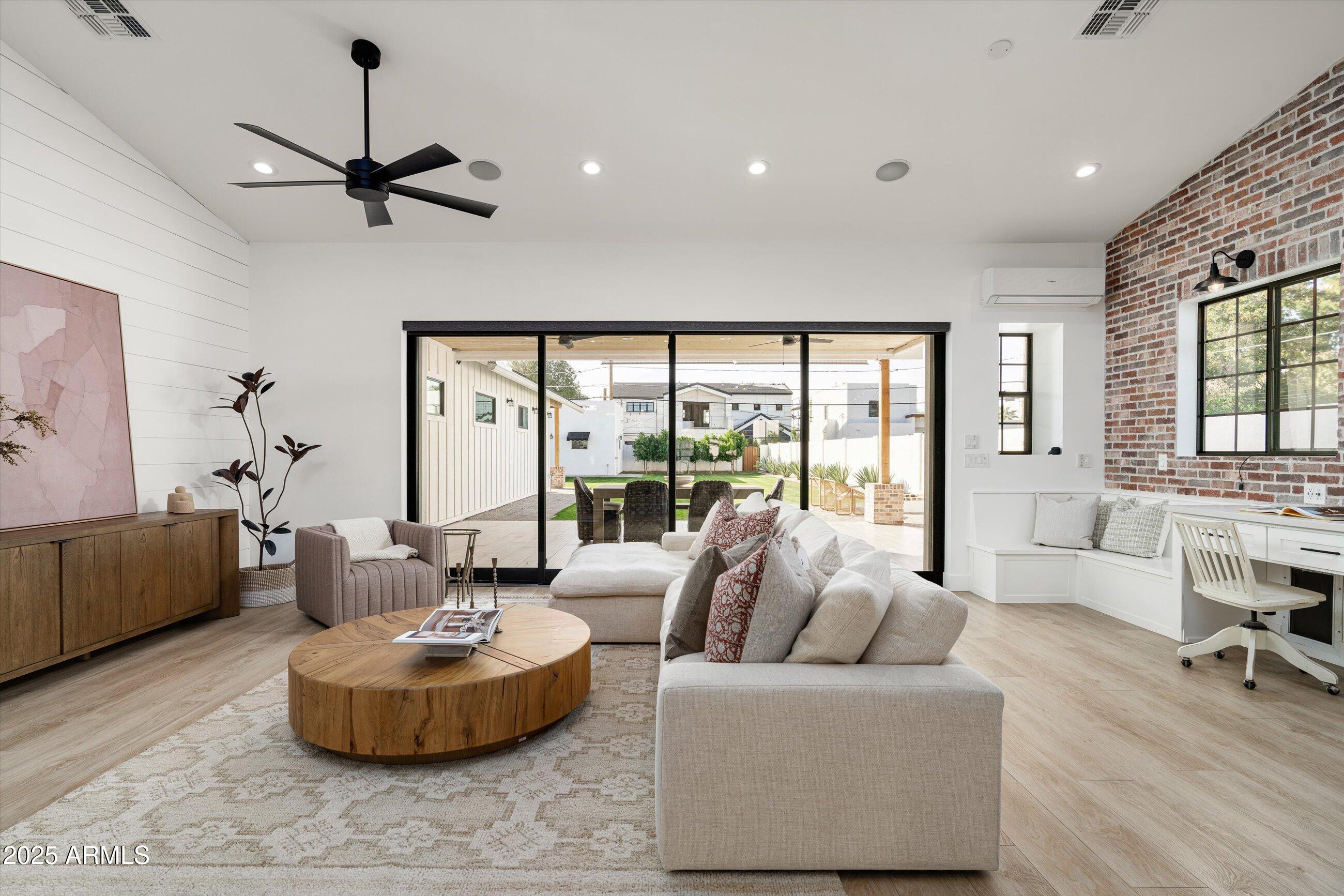 Phoenix, Arizona, 85018, United States, 4 Bedrooms Bedrooms, ,4 BathroomsBathrooms,Residential,For Sale,1993183