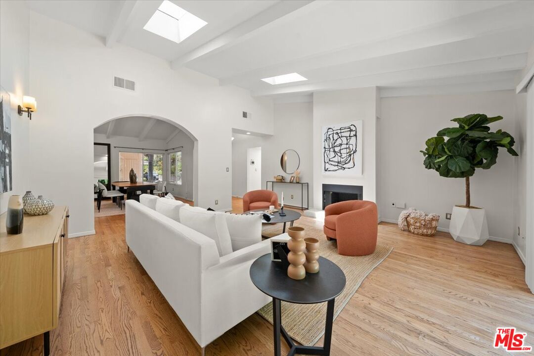 Los Angeles, California, 90049, United States, 3 Bedrooms Bedrooms, ,3 BathroomsBathrooms,Residential,For Sale,1908650