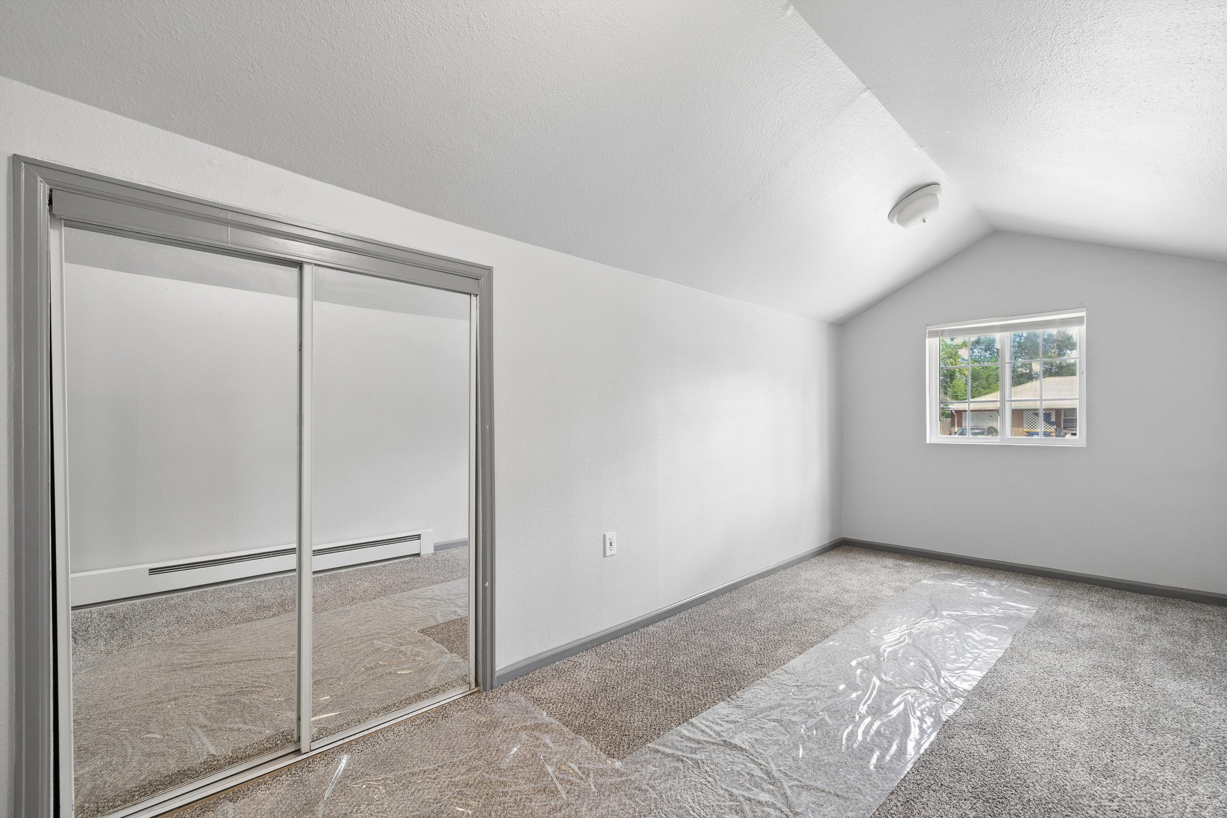  A rare opportunity to own a three-unit residential income property designed for - 物件實景