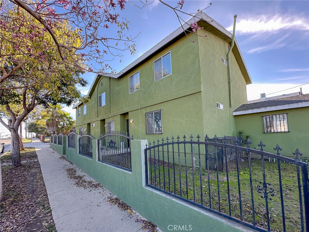 Los Angeles, California, 90061, United States, ,Residential,For Sale,1855356