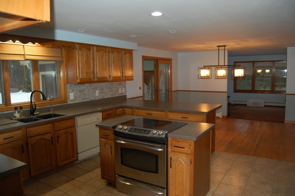 Spencer, Massachusetts, 01562, United States, 4 Bedrooms Bedrooms, ,3 BathroomsBathrooms,Residential,For Sale,1861461