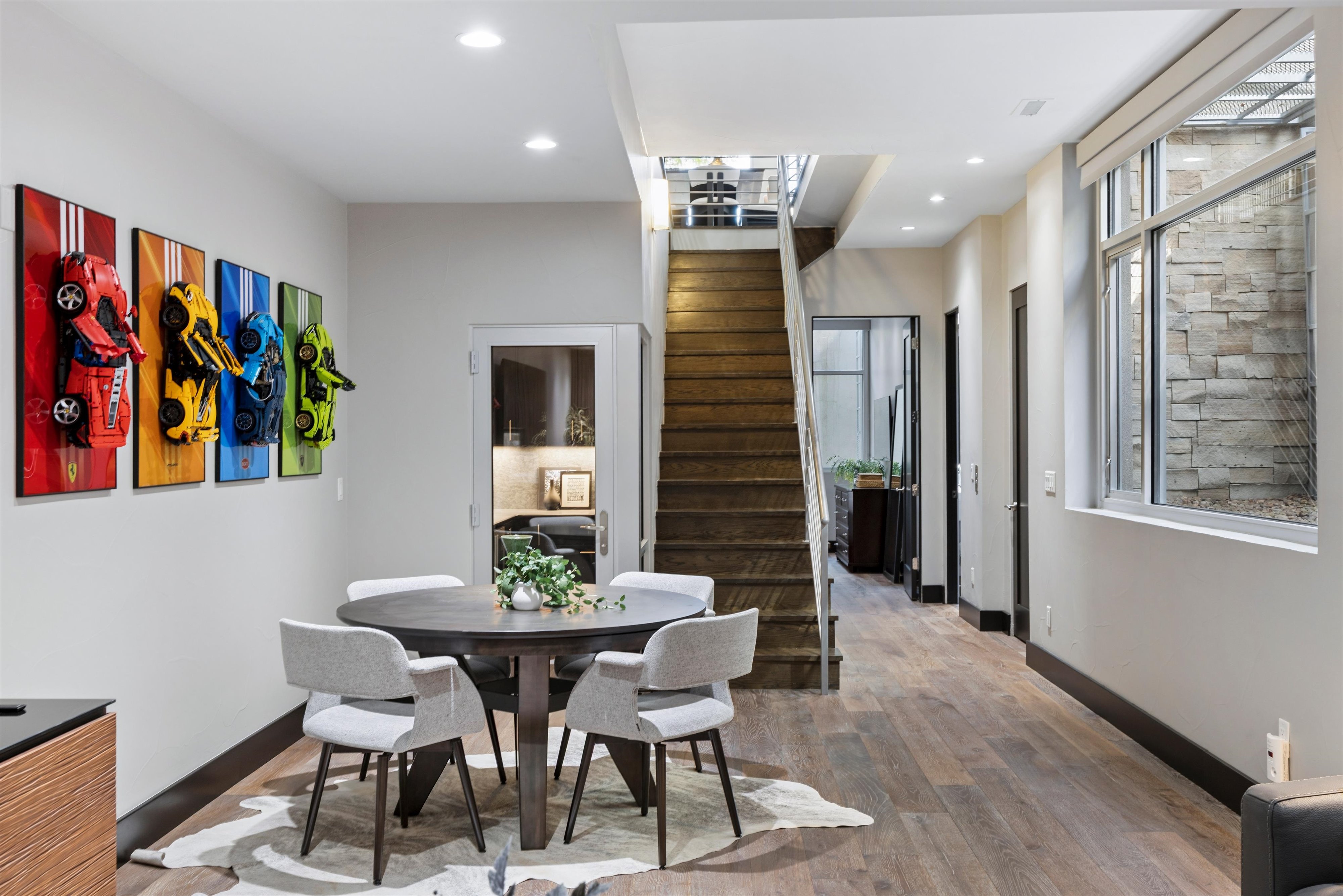  Contemporary residence combines sophisticated design with functional floor plan - 物件實景