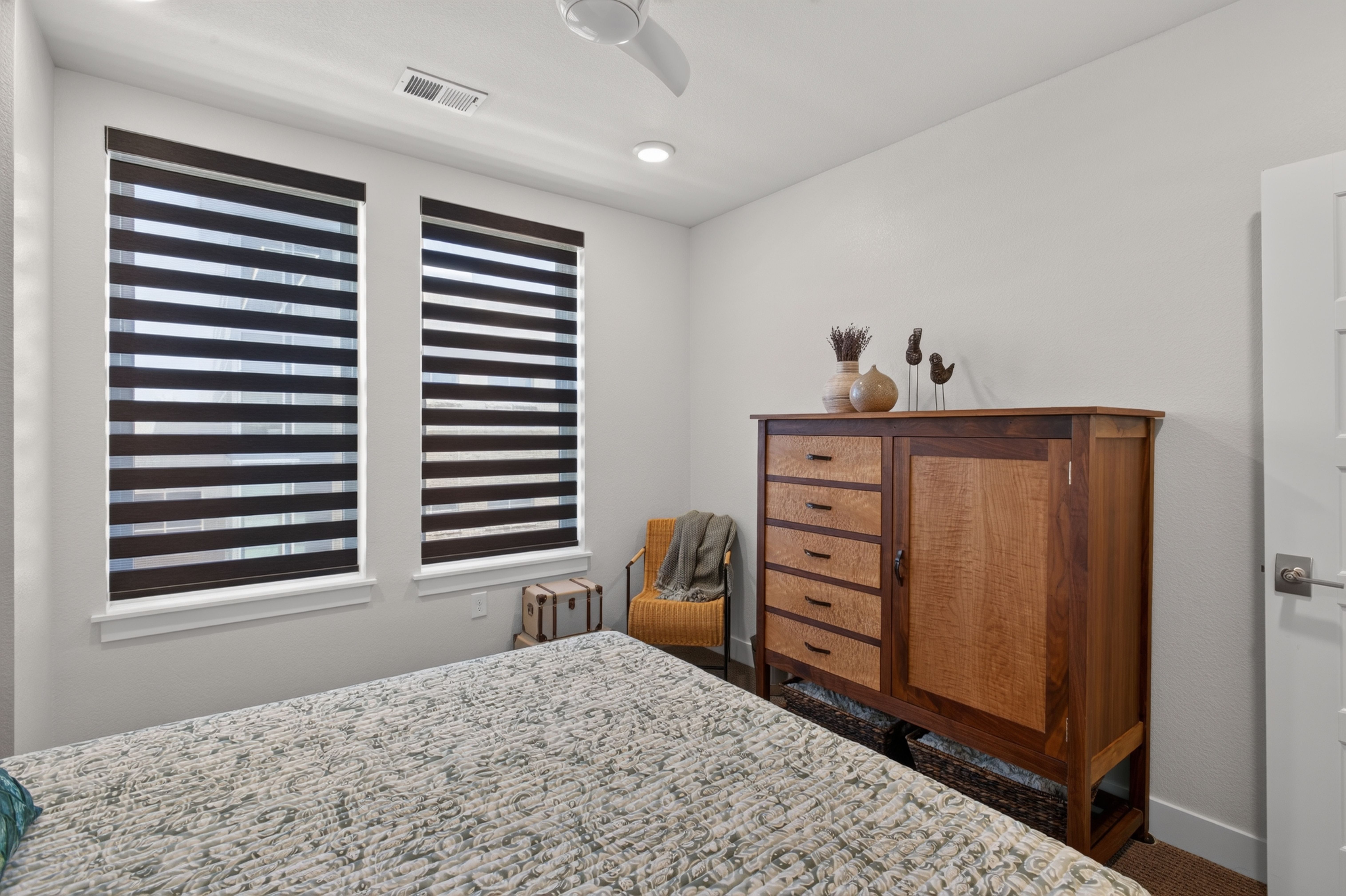  Beautiful unit with a private deck, overlooking Festival Park. - 物件實景