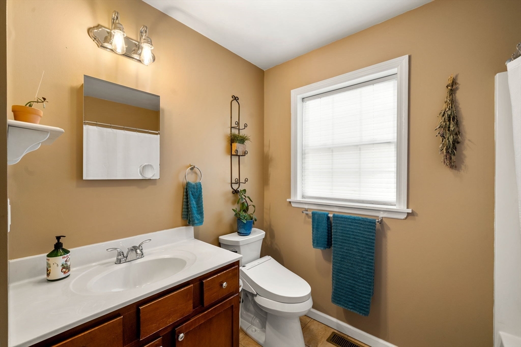 Tyngsboro, Massachusetts, 01879, United States, 4 Bedrooms Bedrooms, ,4 BathroomsBathrooms,Residential,For Sale,2000977