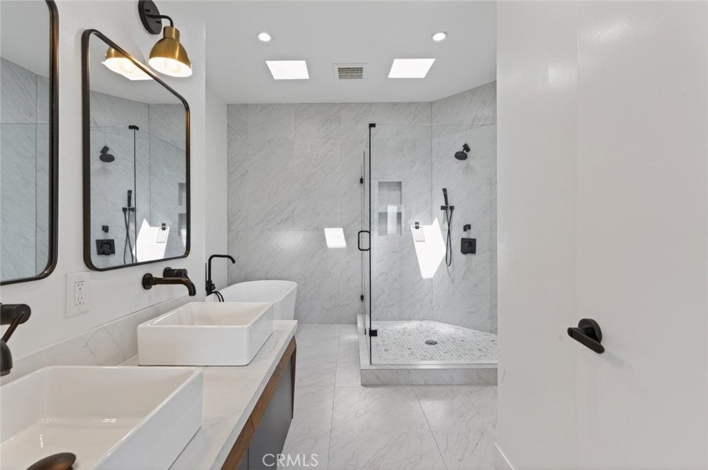 Los Angeles, California, 90026, United States, 3 Bedrooms Bedrooms, ,3 BathroomsBathrooms,Residential,For Sale,2040184