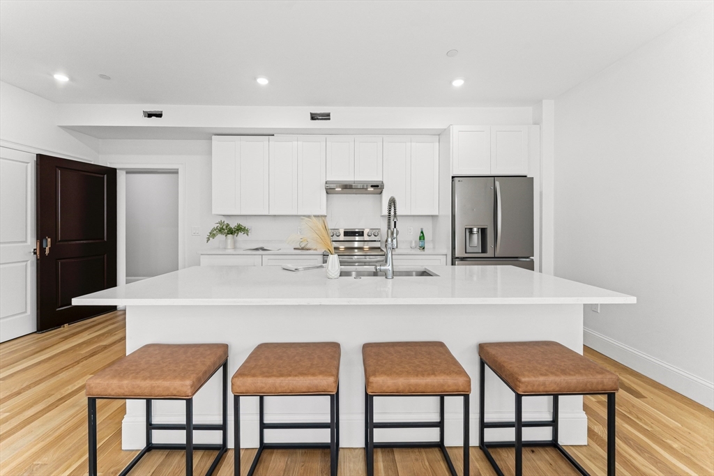 Marlborough, Massachusetts, 01752, United States, 2 Bedrooms Bedrooms, ,3 BathroomsBathrooms,Residential,For Sale,1891065