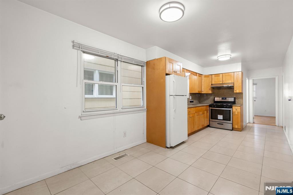 Harrison, New Jersey, 07029, United States, 6 Bedrooms Bedrooms, ,2 BathroomsBathrooms,Residential,For Sale,1992098