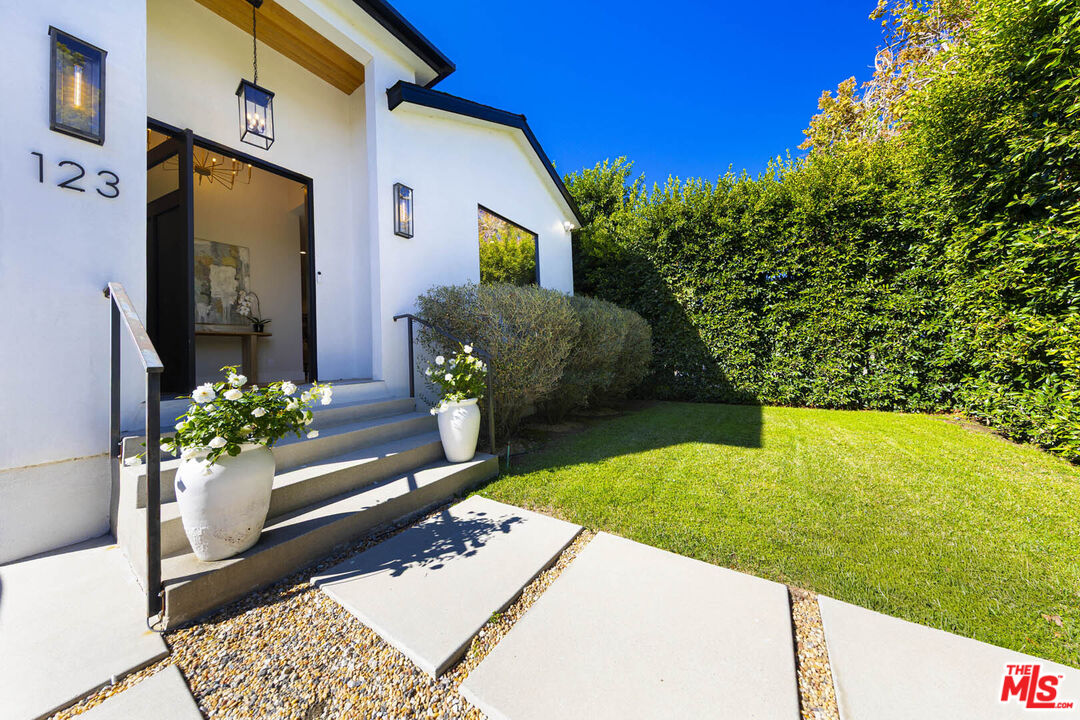 Los Angeles, California, 90048, United States, 4 Bedrooms Bedrooms, ,2 BathroomsBathrooms,Residential,For Sale,1962418