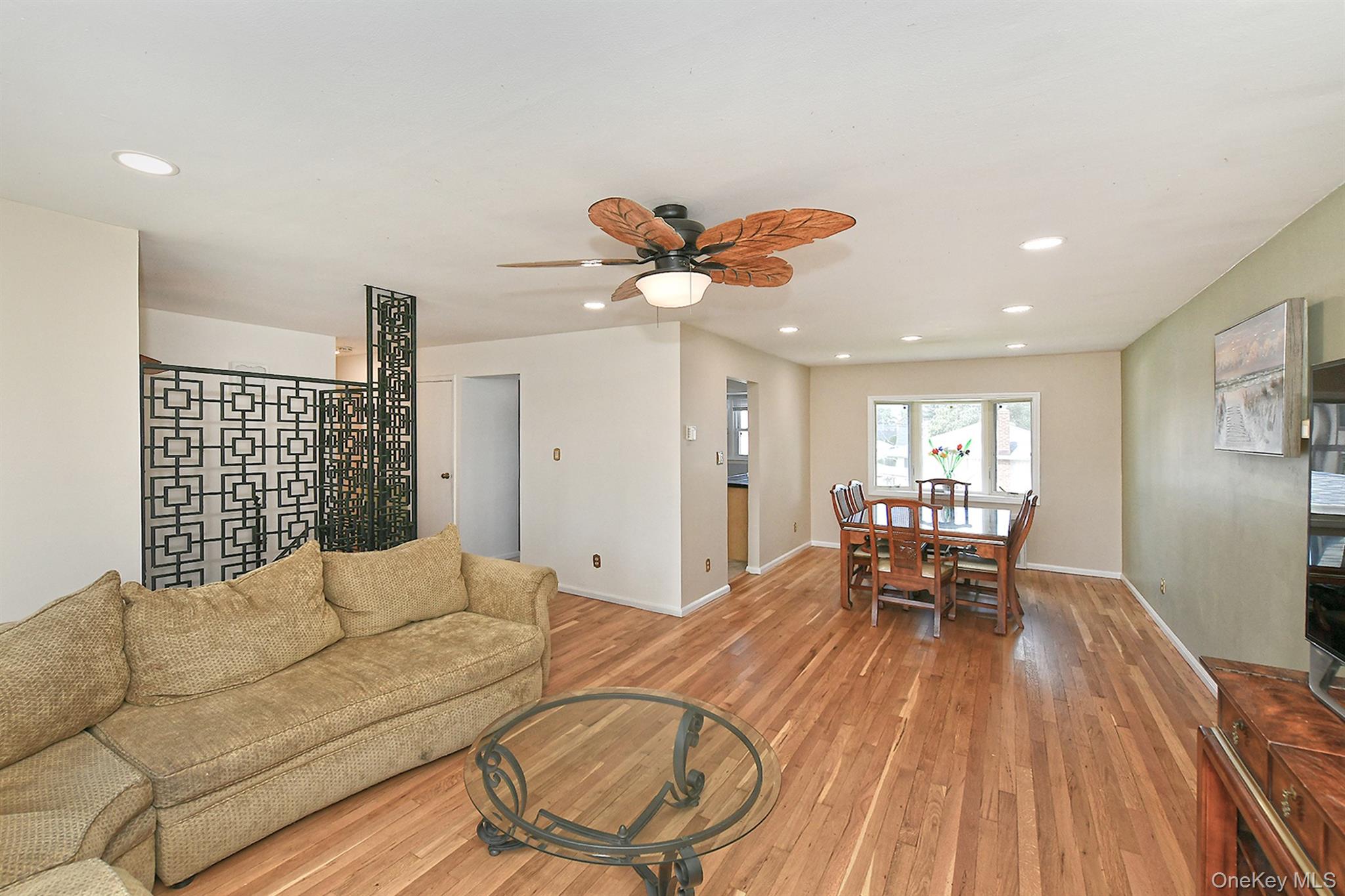 Hicksville, New York, 11801, United States, 3 Bedrooms Bedrooms, ,3 BathroomsBathrooms,Residential,For Sale,1932624