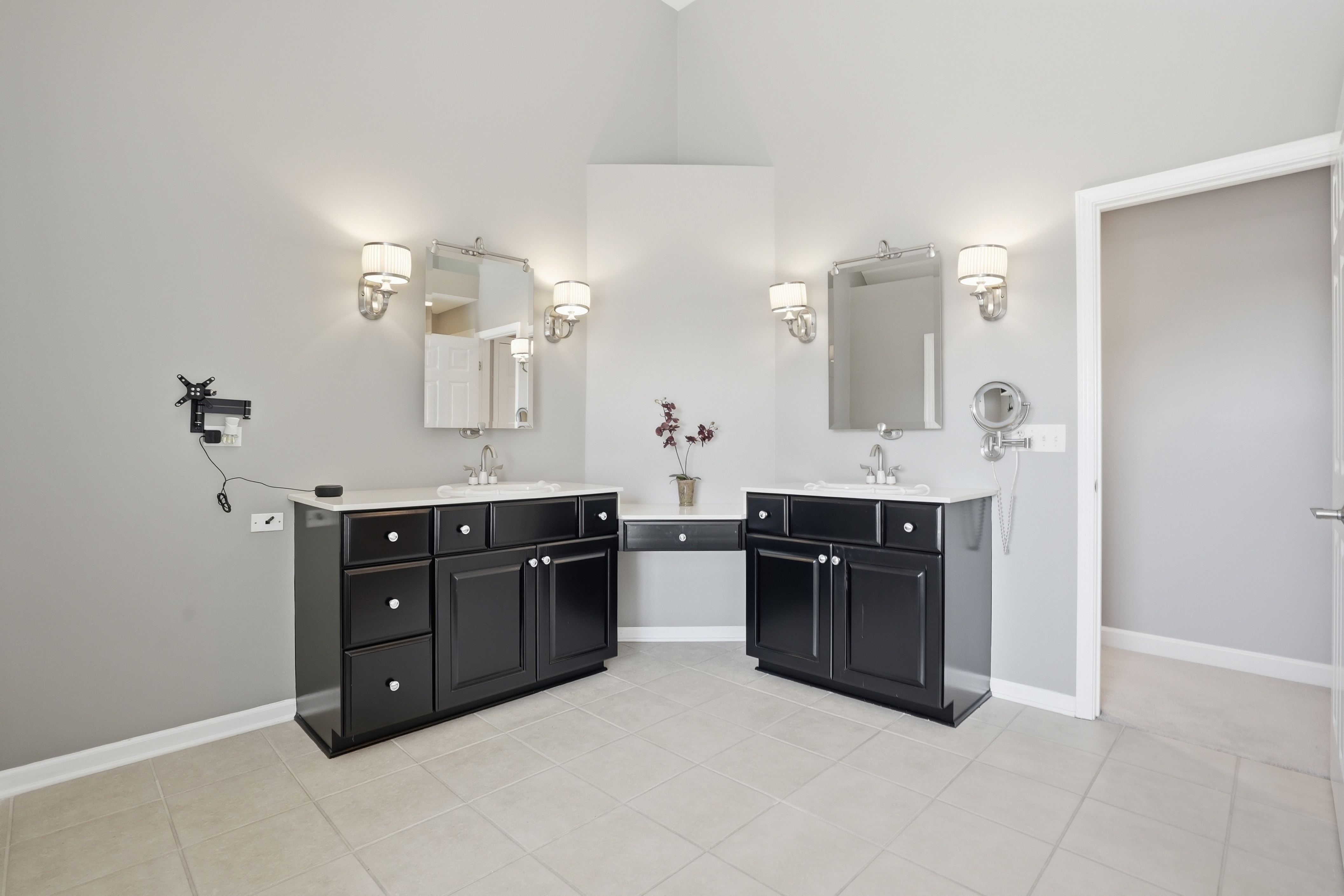  The Crown Jewel of Tall Grass: Waterfront Privacy Meets the Ultimate Layout - 物件實景