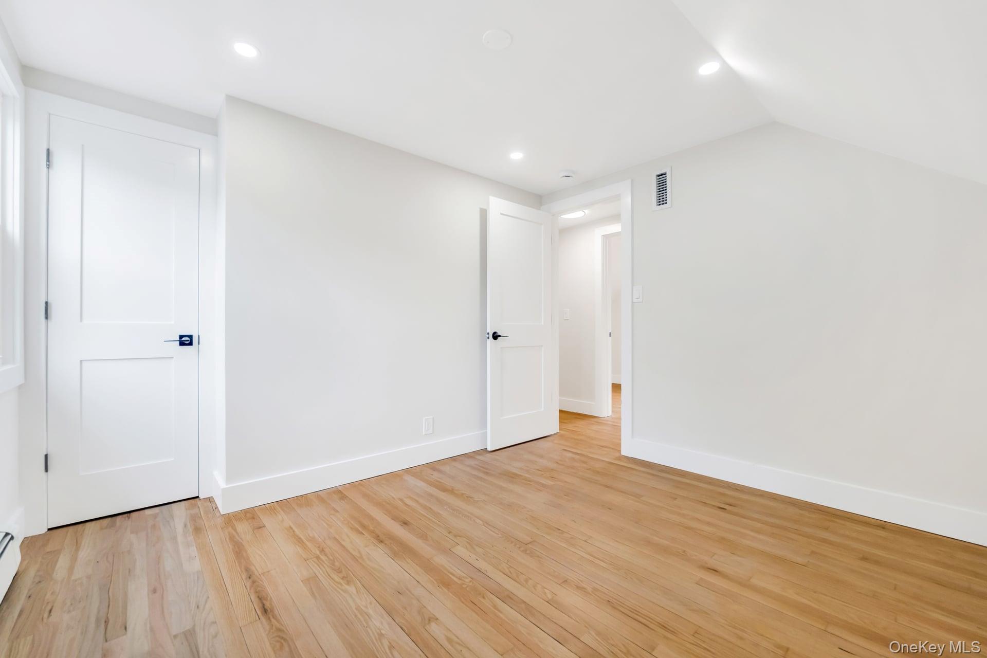Port Washington, New York, 11050, United States, 3 Bedrooms Bedrooms, ,2 BathroomsBathrooms,Residential,For Sale,1882705