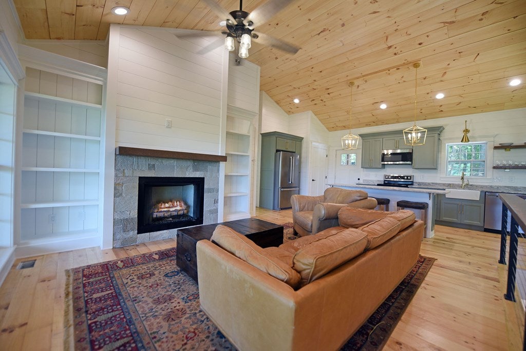 Blue Ridge, Georgia, 30513, United States, 2 Bedrooms Bedrooms, ,2 BathroomsBathrooms,Residential,For Sale,1805607