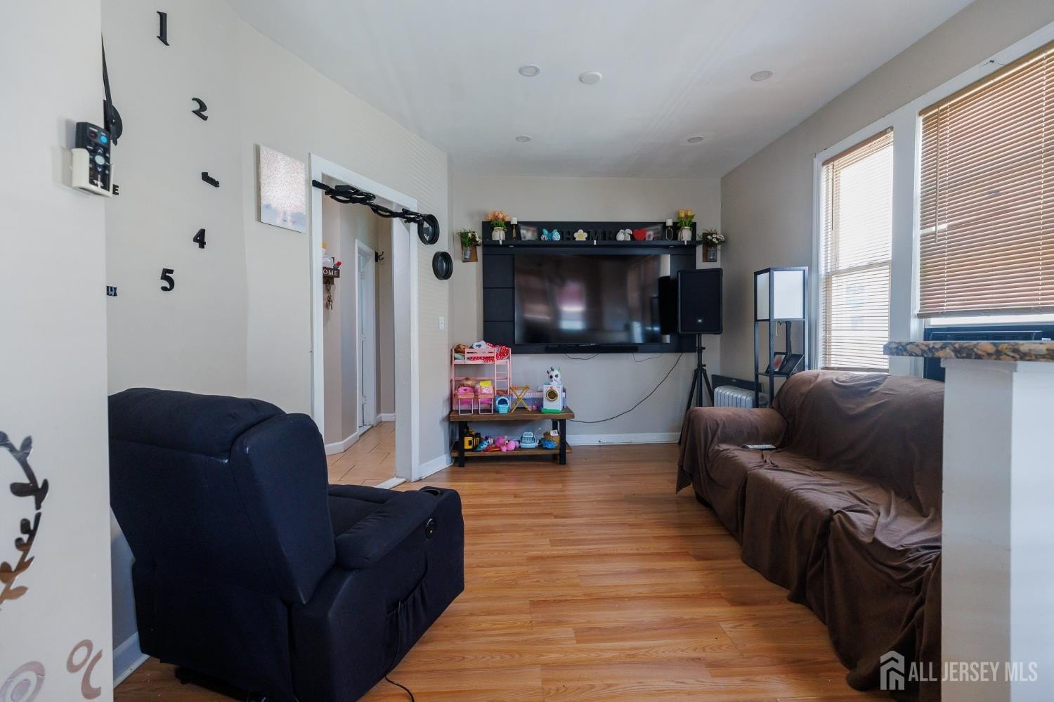 Linden, New Jersey, 07036, United States, ,Residential,For Sale,1973841