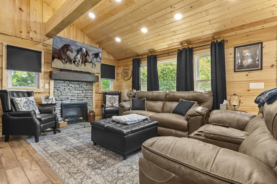 Versailles, Kentucky, 40383, United States, 3 Bedrooms Bedrooms, ,2 BathroomsBathrooms,Residential,For Sale,1976488