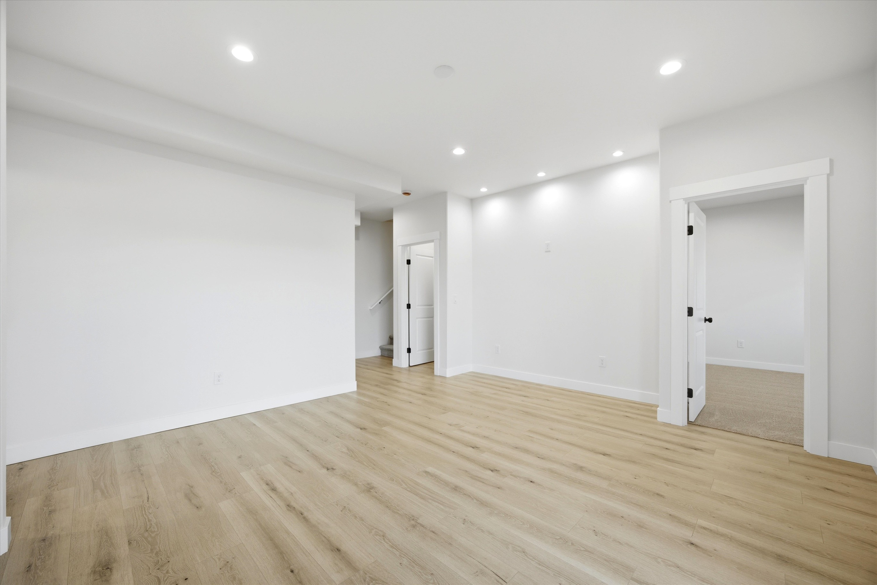  New 5-Bed Home w/ Daylight Basement & 3-Car Garage - 物件實景