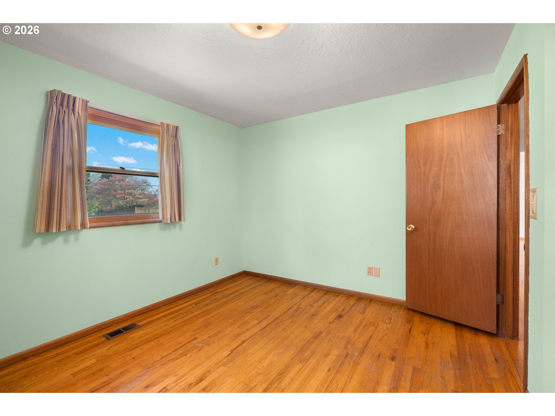 Portland, Oregon, 97230, United States, 3 Bedrooms Bedrooms, ,2 BathroomsBathrooms,Residential,For Sale,2040428