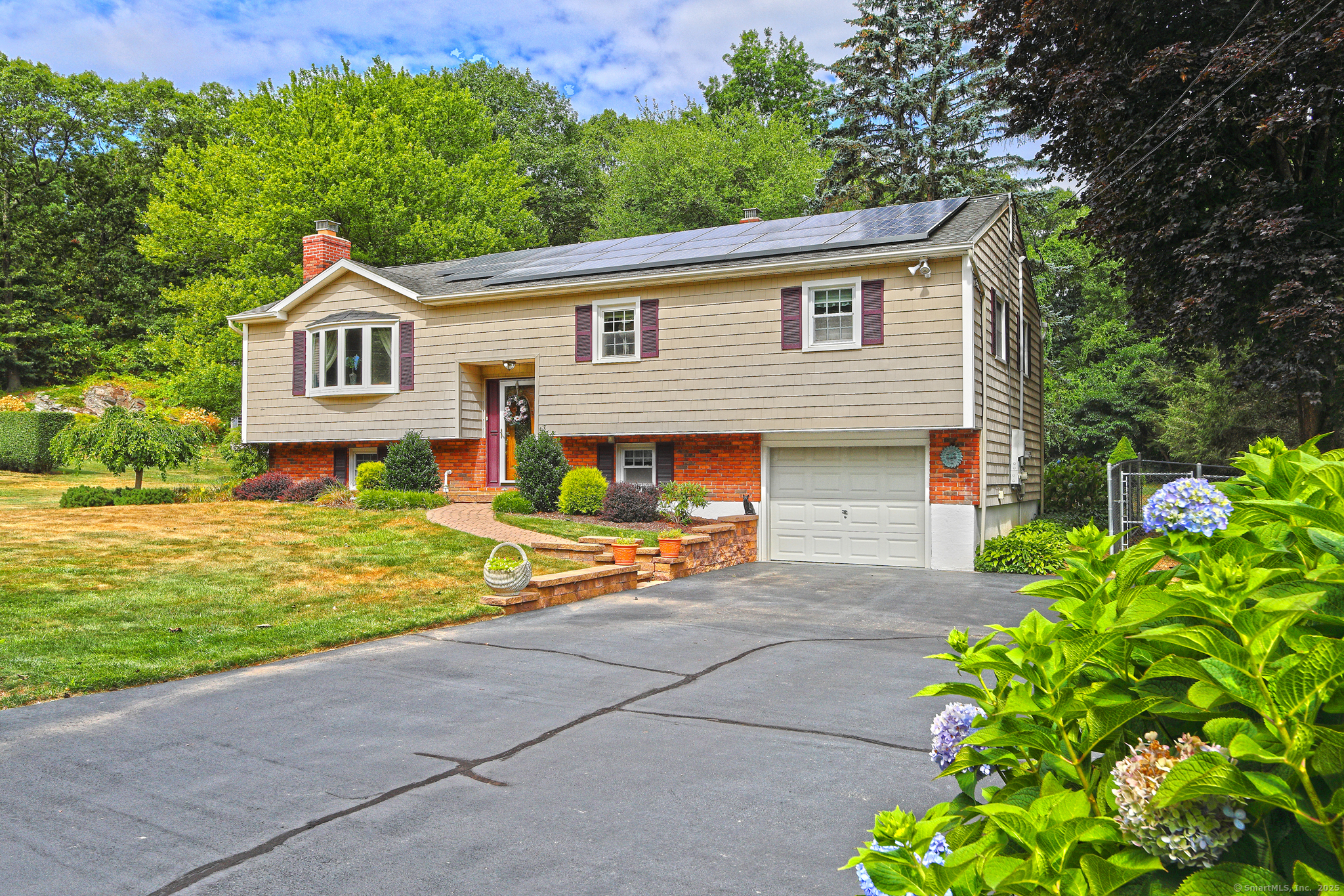 Milford, Connecticut, 06460, United States, 3 Bedrooms Bedrooms, ,3 BathroomsBathrooms,Residential,For Sale,1933259