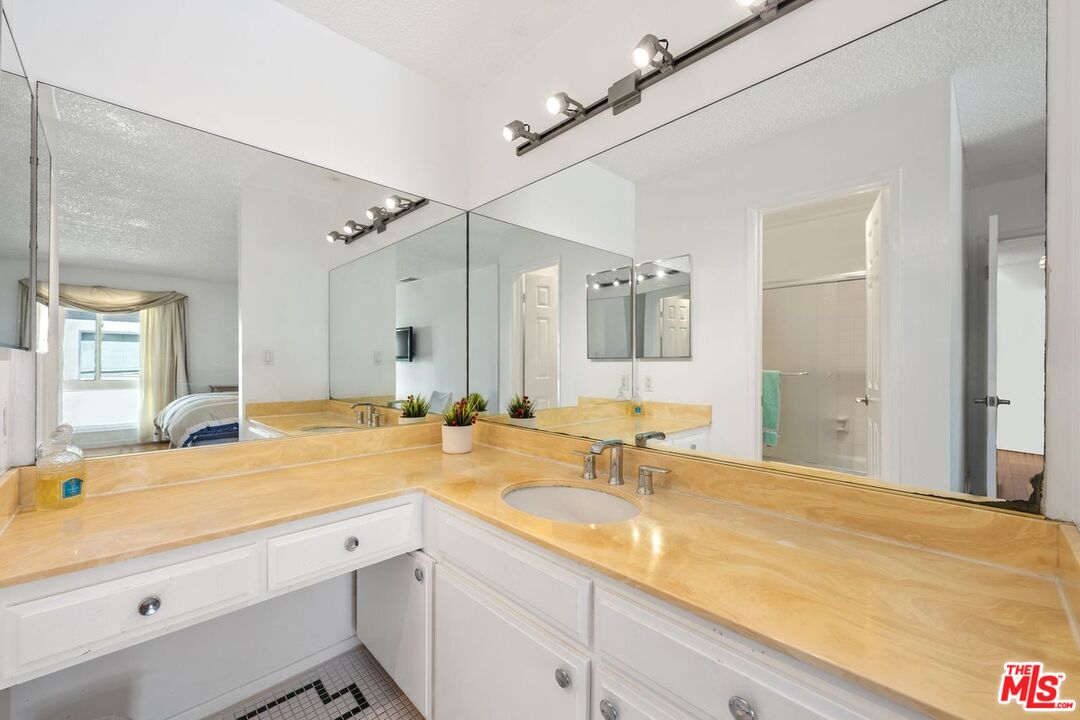 Santa Monica, California, 90404, United States, 3 Bedrooms Bedrooms, ,3 BathroomsBathrooms,Residential,For Sale,1779157