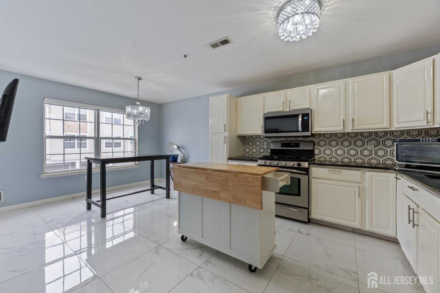 Edison, New Jersey, 08820, United States, 3 Bedrooms Bedrooms, ,3 BathroomsBathrooms,Residential,For Sale,2005666