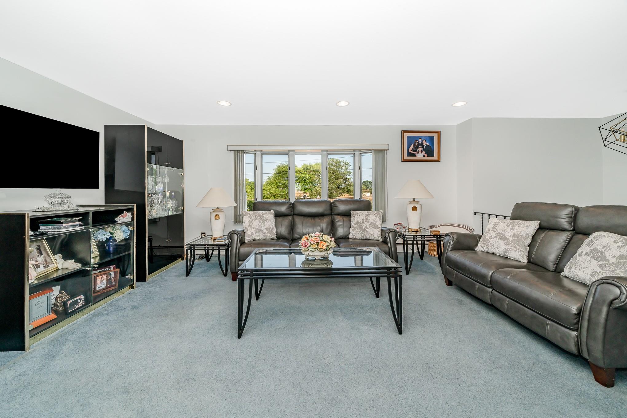 Franklin Square, New York, 11010, United States, 5 Bedrooms Bedrooms, ,2 BathroomsBathrooms,Residential,For Sale,1974579