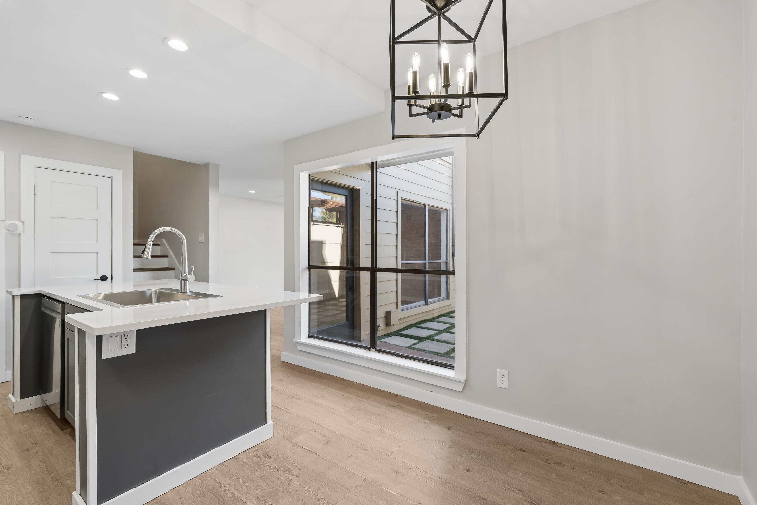  Katy Trail Condo Fully Remodeled with Private Turf Patio - 物件實景