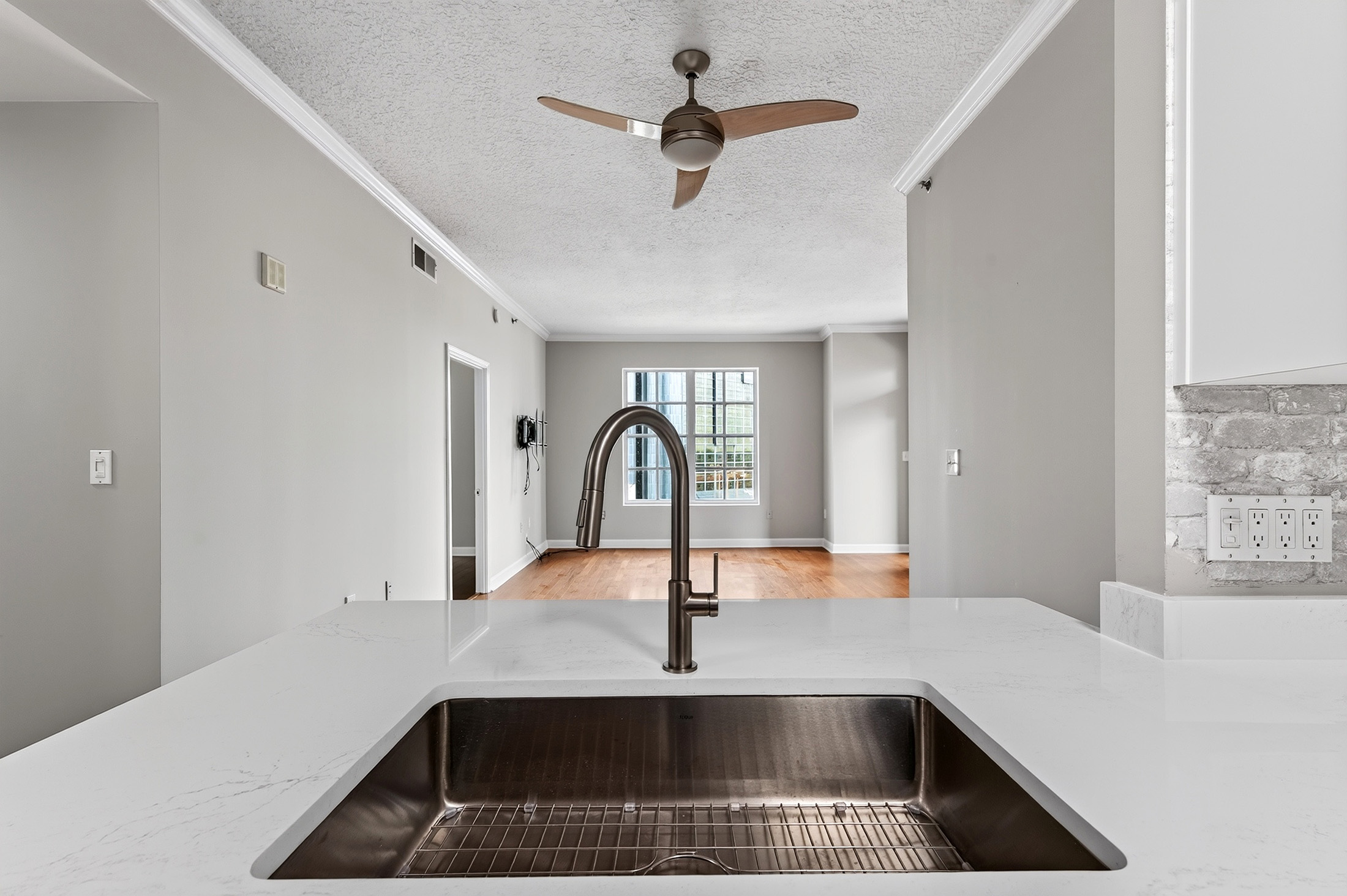  Beautifully Renovated Condo in Unbeatable Midtown Location - 物件實景