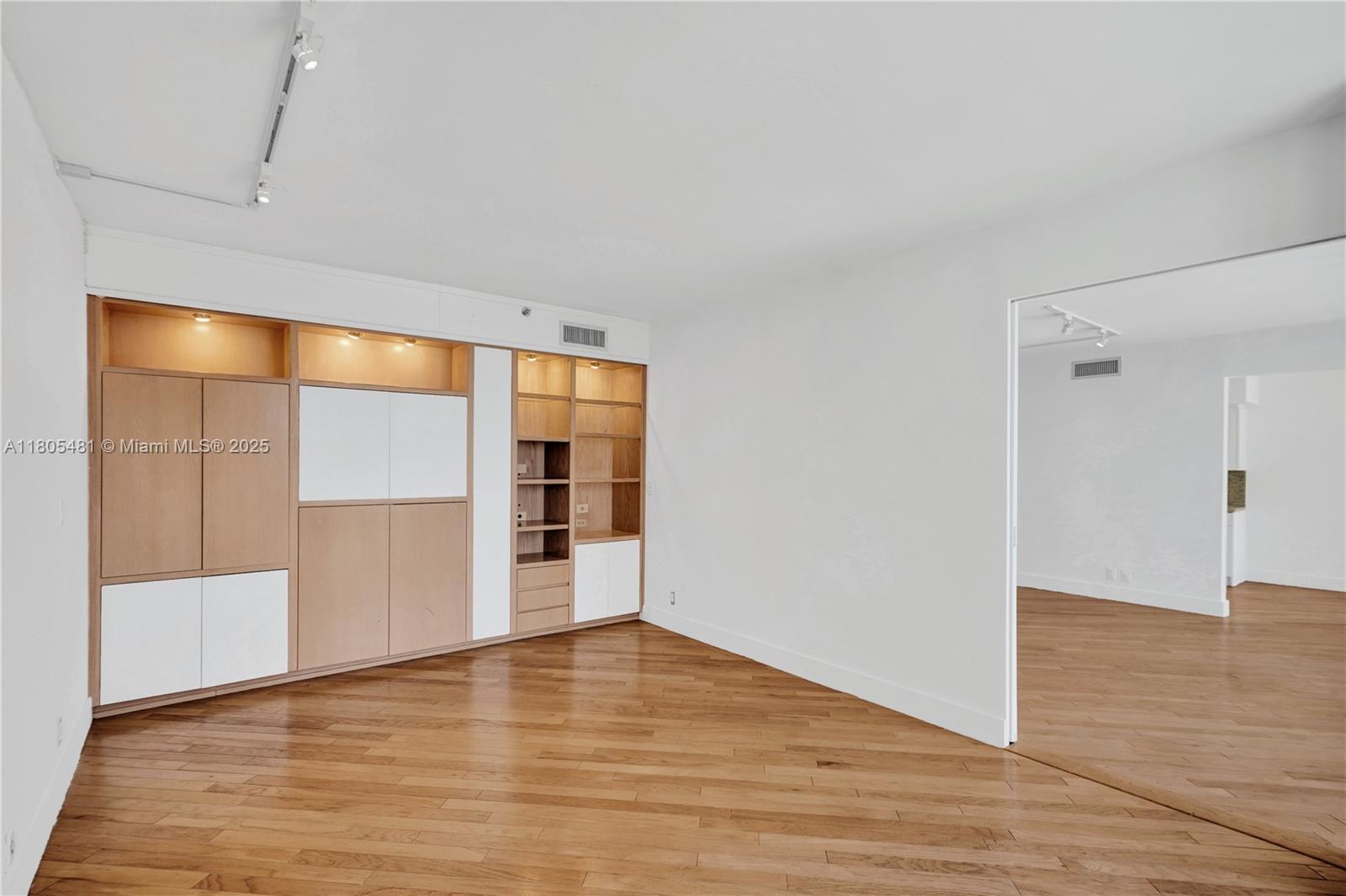 Aventura, Florida, 33180, United States, 2 Bedrooms Bedrooms, ,2 BathroomsBathrooms,Residential,For Sale,1827692