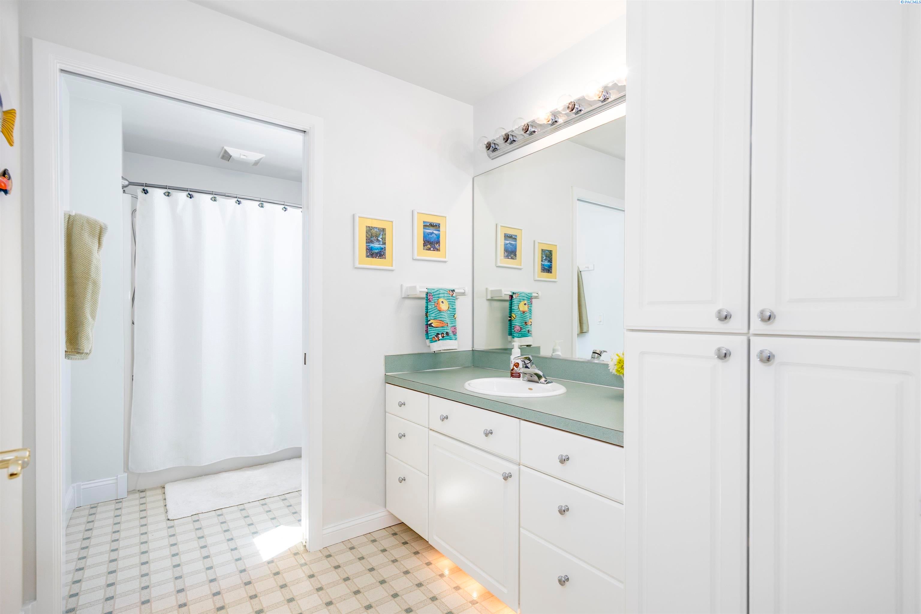 Pasco, Washington, 99301, United States, 3 Bedrooms Bedrooms, ,3 BathroomsBathrooms,Residential,For Sale,1979985