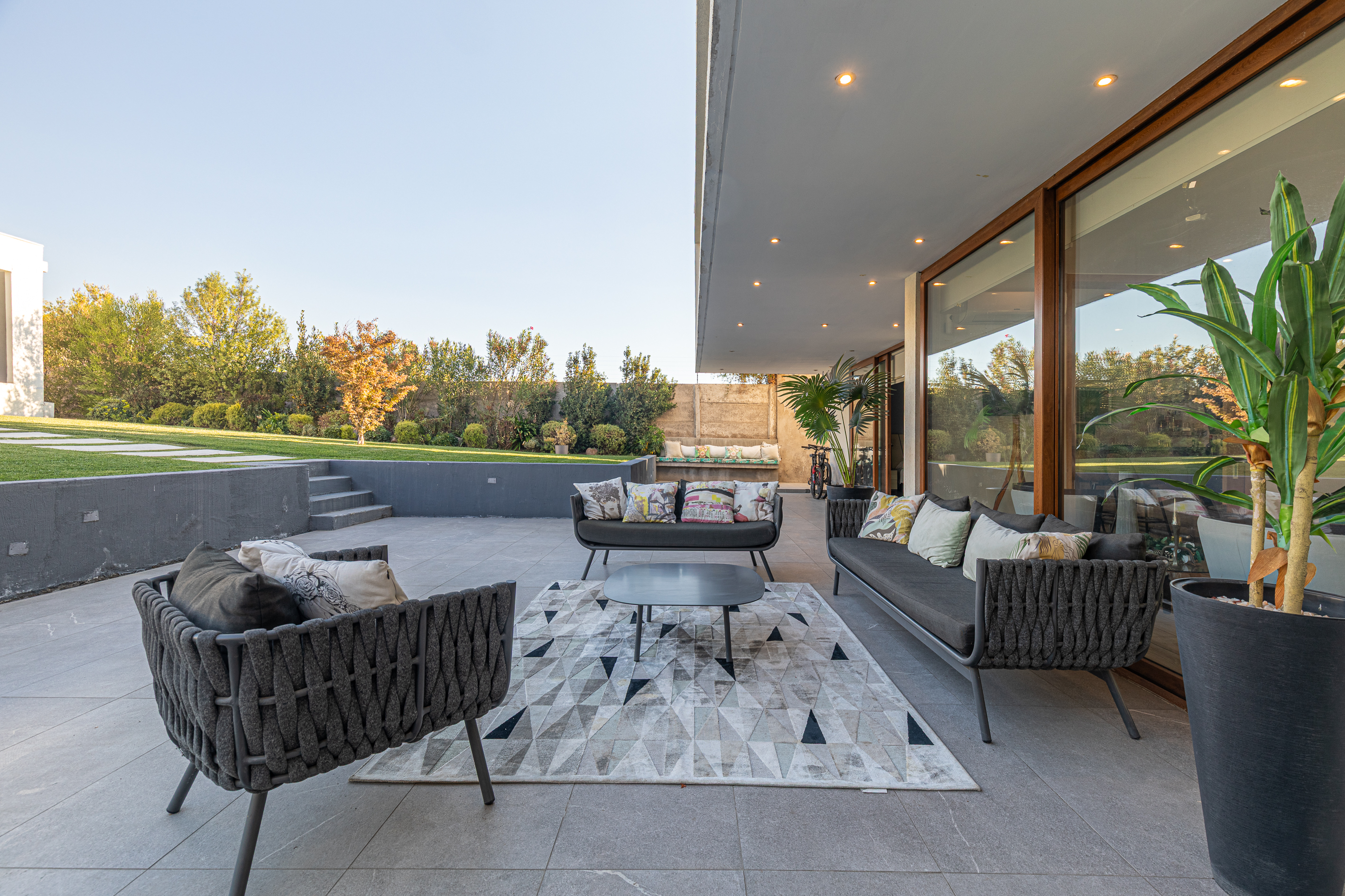 Mediterranean-style home with a barbecue are and swimming pool - 物件實景