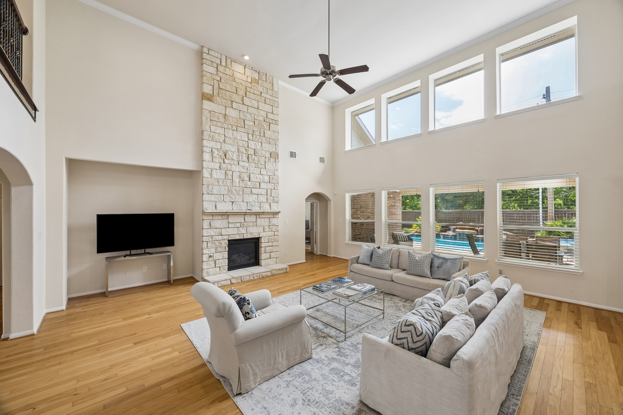  2400 Lakeway Drive - 物件實景