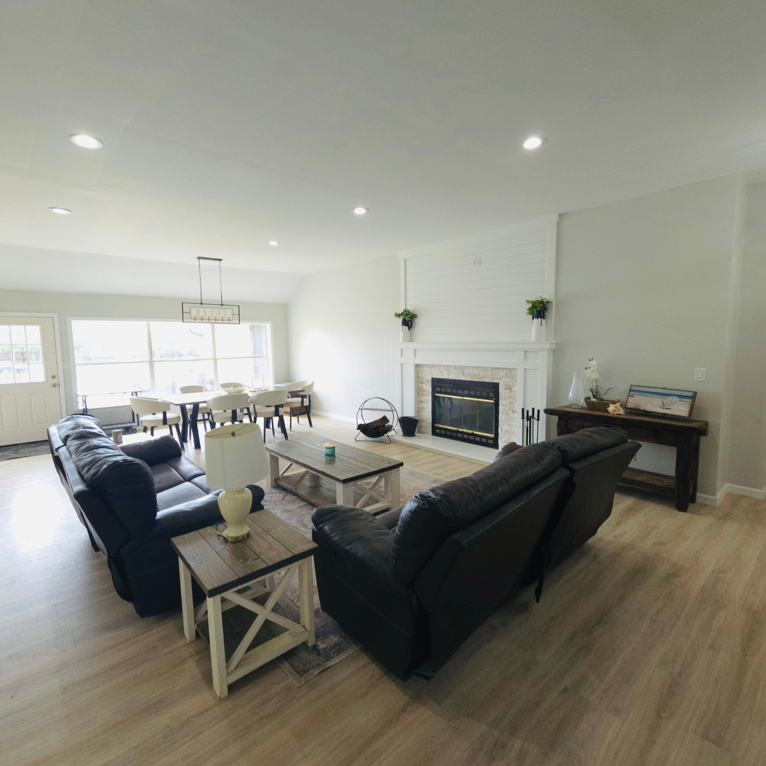 Talty, Texas, 75160, United States, 6 Bedrooms Bedrooms, ,4 BathroomsBathrooms,Residential,For Sale,1970411