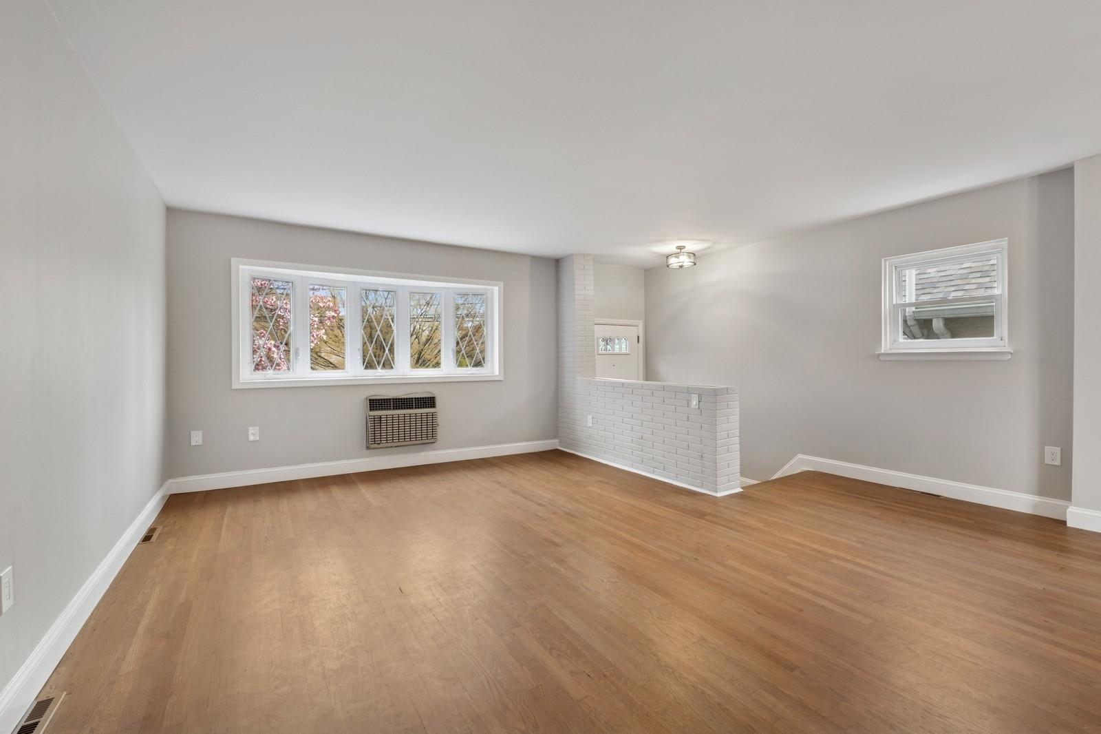 Bronx, New York, 10465, United States, 3 Bedrooms Bedrooms, ,2 BathroomsBathrooms,Residential,For Sale,1794216
