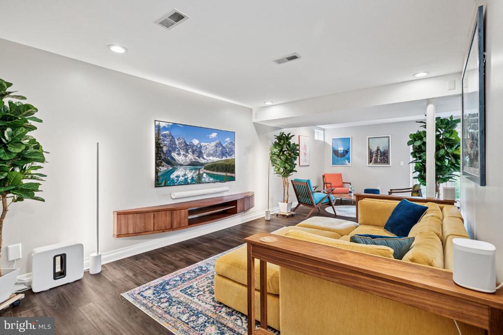 Leesburg, Virginia, 20176, United States, 4 Bedrooms Bedrooms, ,5 BathroomsBathrooms,Residential,For Sale,1900813