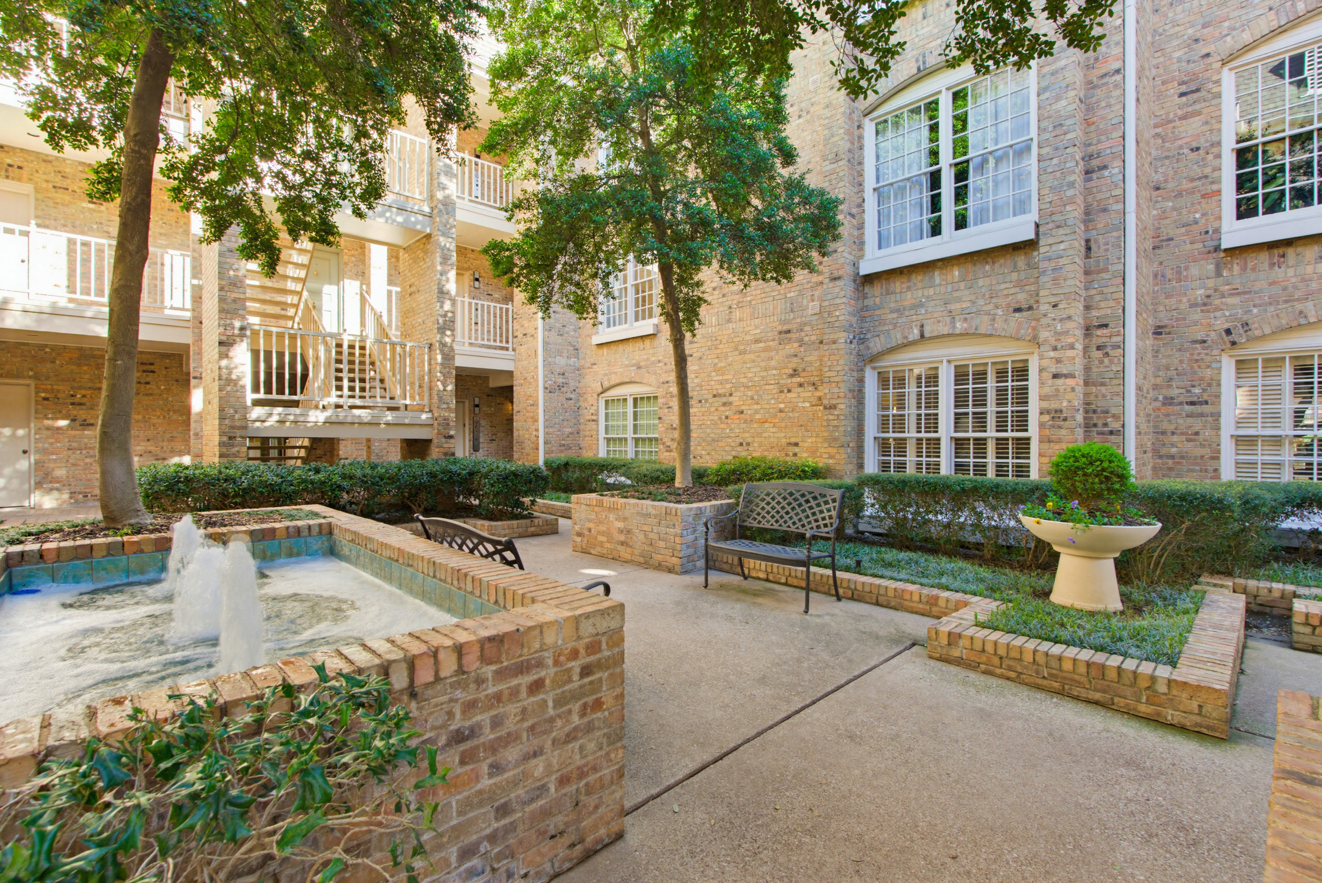  Highland Park Fabulous Three Bedroom Corner Condo at The Savoy, HPISD - 物件實景