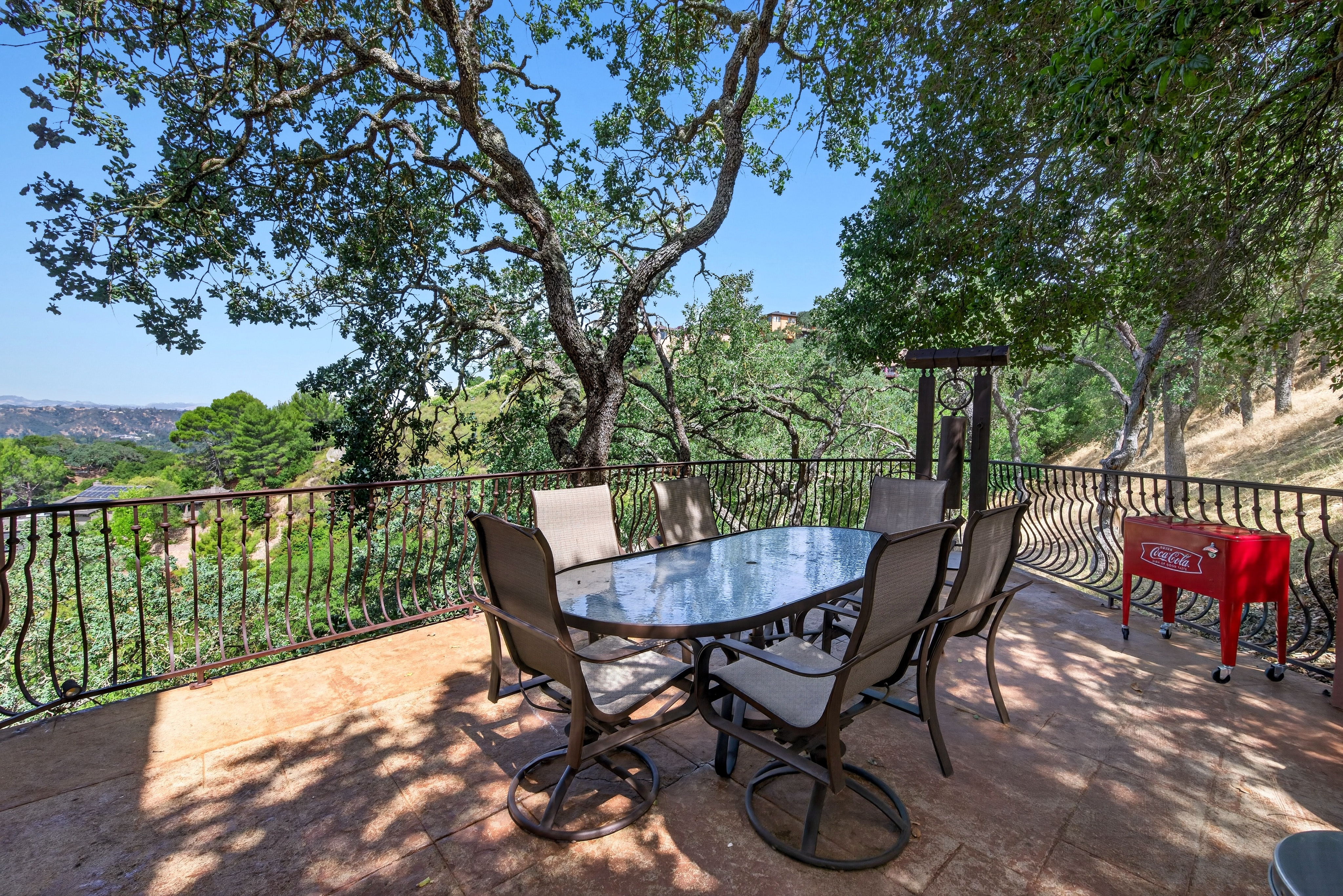  An Extraordinary Round Hill Estate Defined by Privacy, Views, and Sophistication - 物件實景