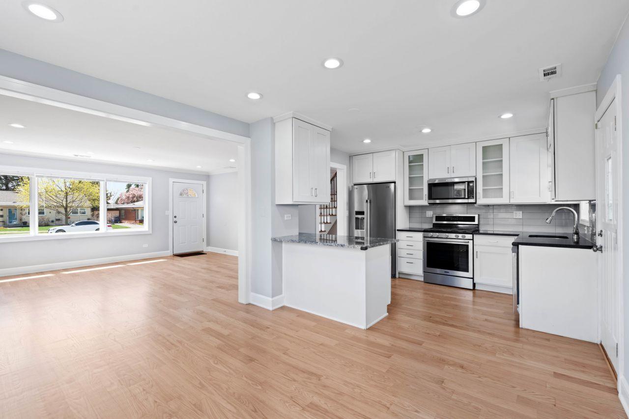 Des Plaines, Illinois, 60016, United States, 4 Bedrooms Bedrooms, ,2 BathroomsBathrooms,Residential,For Sale,1826836
