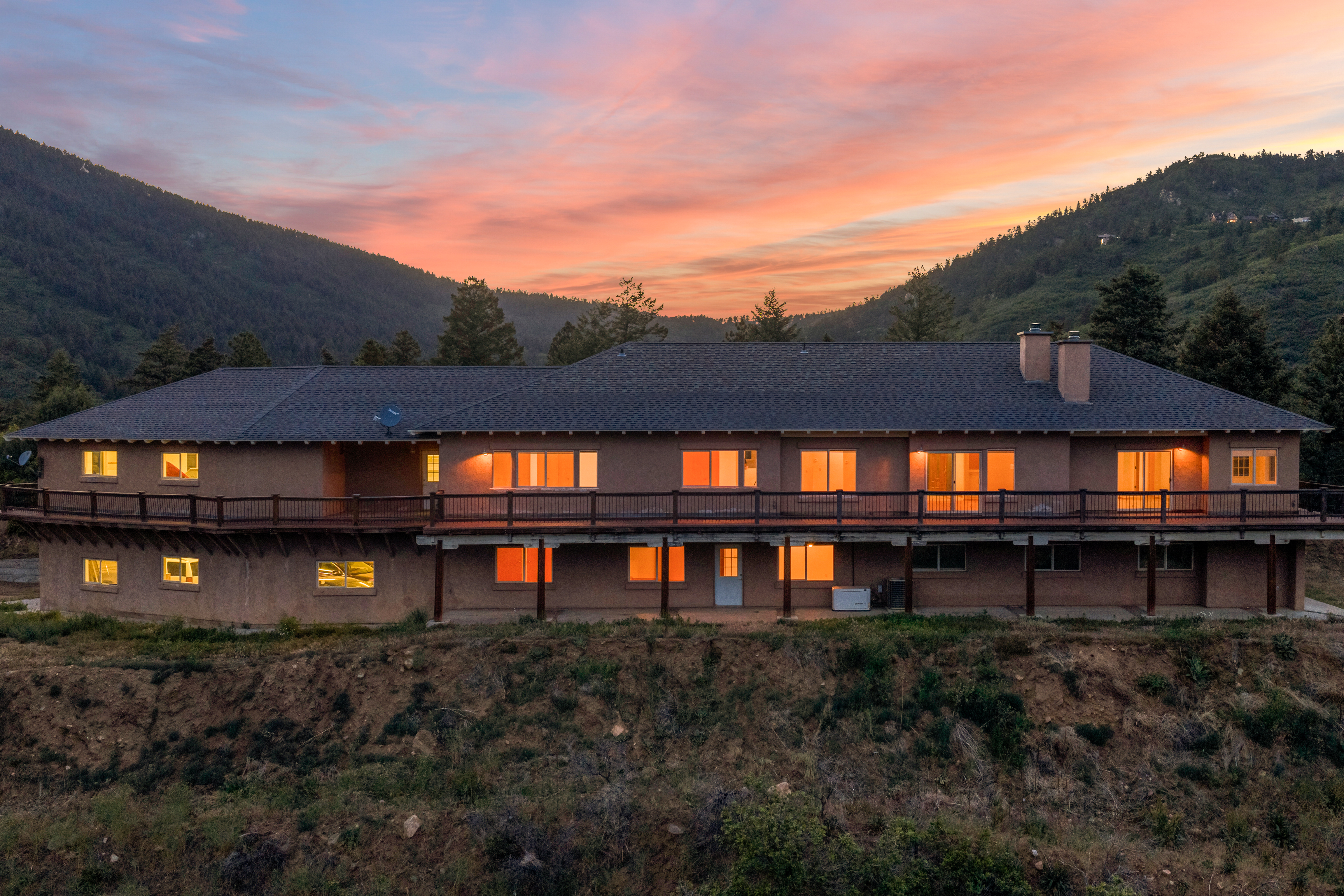  Rare 40-Acre Mountain Retreat with Panoramic Views & 11 Garages - 物件實景