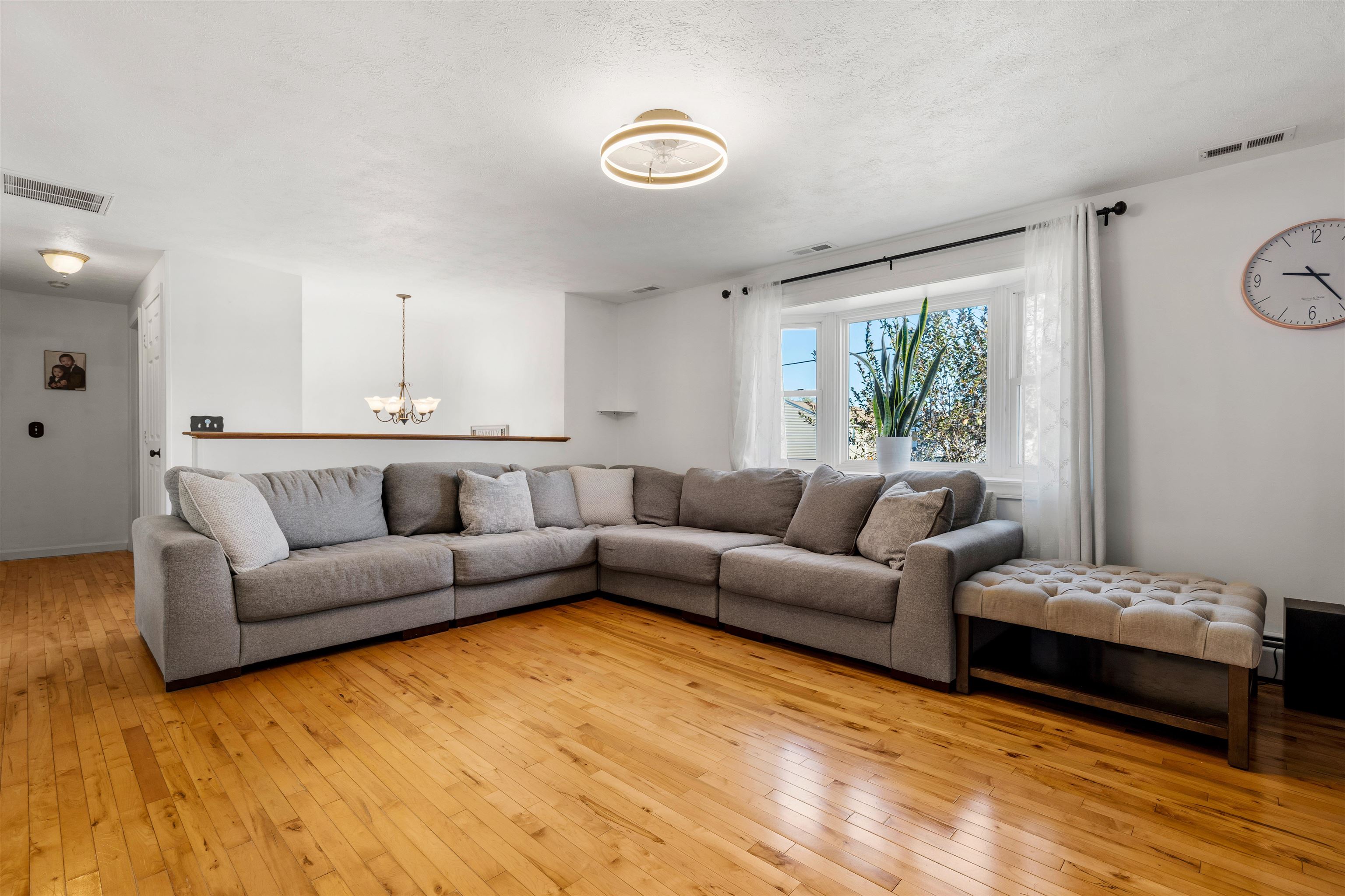 Manchester, New Hampshire, 03103, United States, 3 Bedrooms Bedrooms, ,2 BathroomsBathrooms,Residential,For Sale,1989722