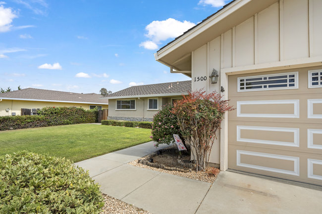 Hollister, California, 95023, United States, 3 Bedrooms Bedrooms, ,2 BathroomsBathrooms,Residential,For Sale,1942638