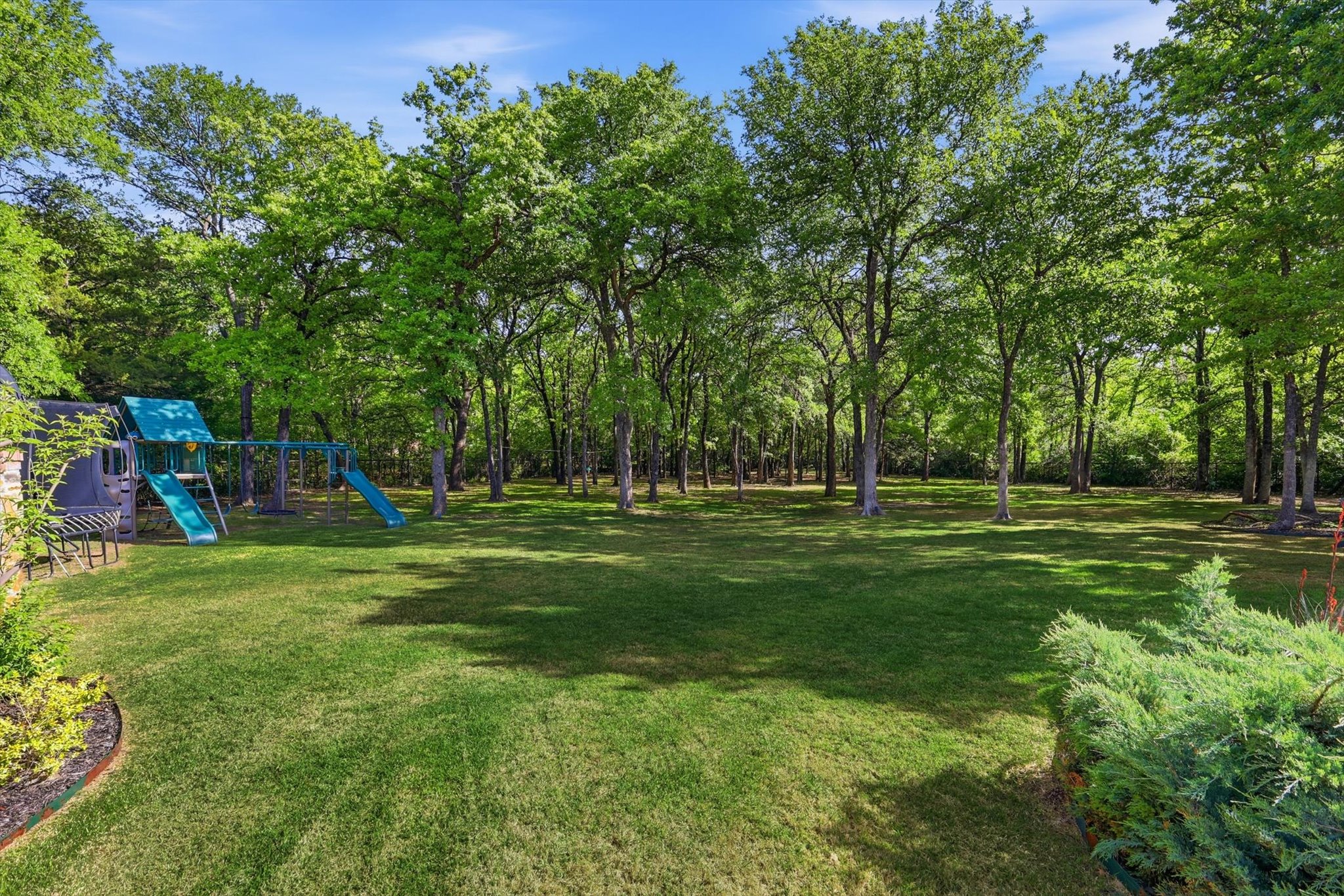  Resort-Style Estate Living on 1.9 Wooded Acres in Prestigious Shadow Wood Estate - 物件實景