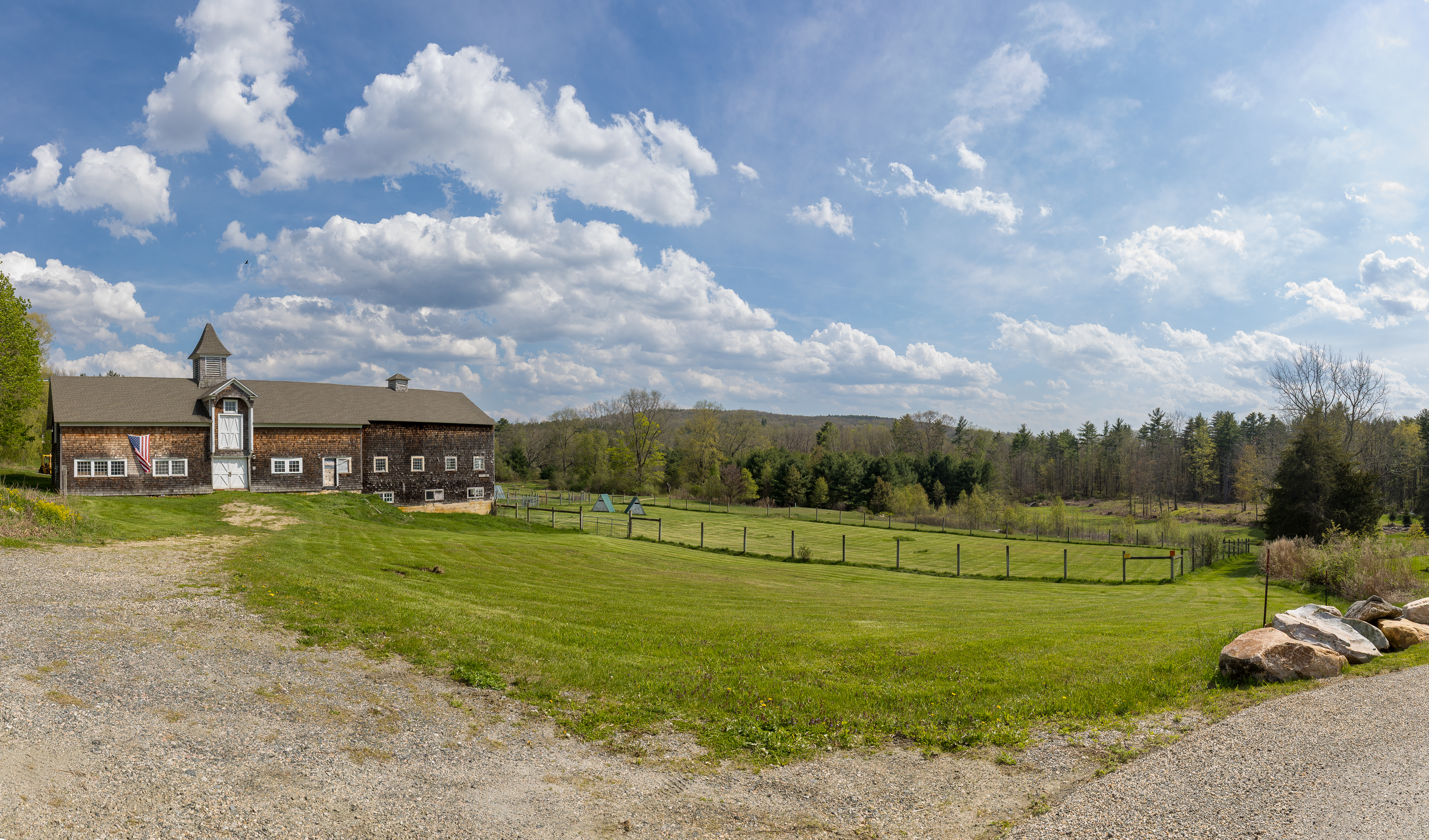  A Tranquil Berkshire Legacy: 22 Scenic Acres and a Landmark 3-Story Barn, Brookm - 物件實景