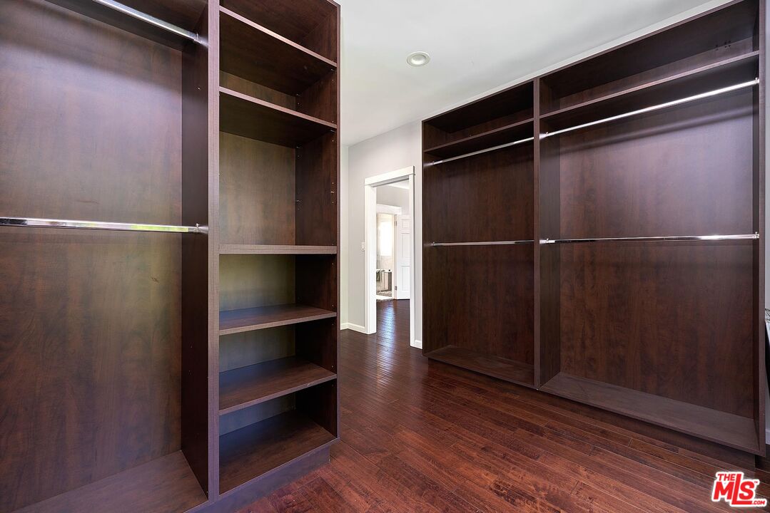 Los Angeles, California, 90005, United States, 5 Bedrooms Bedrooms, ,6 BathroomsBathrooms,Residential,For Sale,1907226